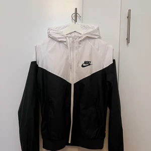 Nike vindjacka - Fin vindjacka från Nike. Använd men i gott skick. Storlek M 😊
