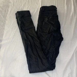 Skinnbyxor - Svarta skinbyxor från veromoda i stl xxs, dom har ett hål på knät därav priset 