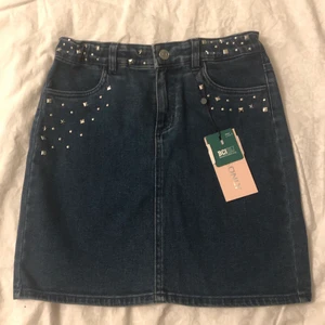 Jeanskjol - Intressekoll på denna helt nya kjolen från ONLY med prislappen kvar! Den är i storlek 158 men passar mig som har S! Säljs inte längre på deras hemsida! Nypris 399kr! Köp direkt för 349!