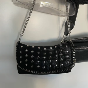 Väska - En så fin väska som är lite Zadig inspirerad. Som ny och inga defekter alls. ! Kedjan på bandet och själva kedjan ”runt” väskan är inte riktigt i samma färg” då jag bytte kedja själv till en snyggare. Men det är inget jag skulle säga man tänker på