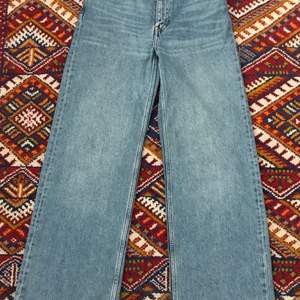 Blå monki wideleg jeans som inte används längre. Skriv gärna om du har några frågor 😊.tryck inte på köp nu tack!
