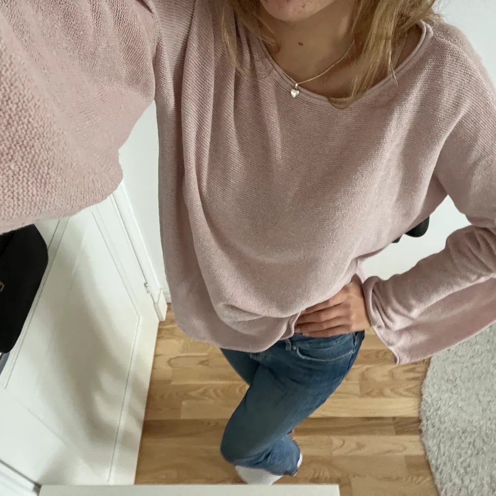 En fin rosa tröja som tyvärr inte kommer till användning längre. Den är i storlek S men skulle säga att den är väldigt stor i storleken! Mysig och fin, hör av er om det är något ni undrar💕. Tröjor & Koftor.