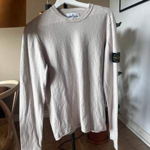 Säljer min fina Stoneisland tröja i storlek medium, beige/khaki färg. Köptes för 1 år sedan på deras hemsida. Knappt använd. Jätte bra skick 9/10, QR kod finns som äkthetsbevis