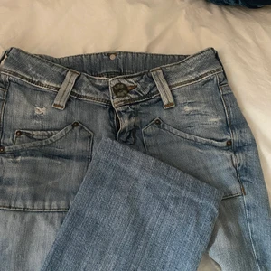 Secondhand jeans  - ett par lee secondhand jeans! oklar storlek men jag skulle gissa på mellan xs-s 🤩 uppsydda så innerbenslengden är ca: 70cm. Jag är runt 150 och på mig sitter dem perfekt. hör av er om storlek frakt: 63 kr ❤️