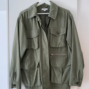 Khaki jacka  - Khakifärgad, lite oversized jacka från Topshop i strl S