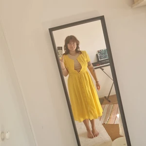 Tuzzi sommarklänning - Skulle säga att den passar S-L. För mig är den tajt över bröstet.  Den är i väldigt bra skick. Använd ett fåtal gånger.