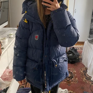 BYTE fjällräven  - Undrar om någon vill byta en grön eller svart fjällräven mot min mörkblå. Köpt hösten 2020 så nya modellen, damstorlek S. XS/S om det är den nya modellen eller mindre om det är den gamla modellen❤️ Är inte intresserad av att sälja 