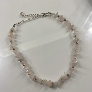 Kristall halsband - Jätte fin kristall halsband (rosenkvarts) ej äkta tror jag