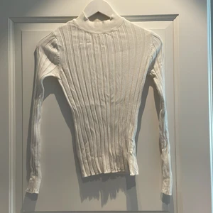 Vit tröja  - Vit långärmad ”ribbad” tröja från Nakd i strl S. Sitter tight på kroppen. Frakt ingår ej i priset💛