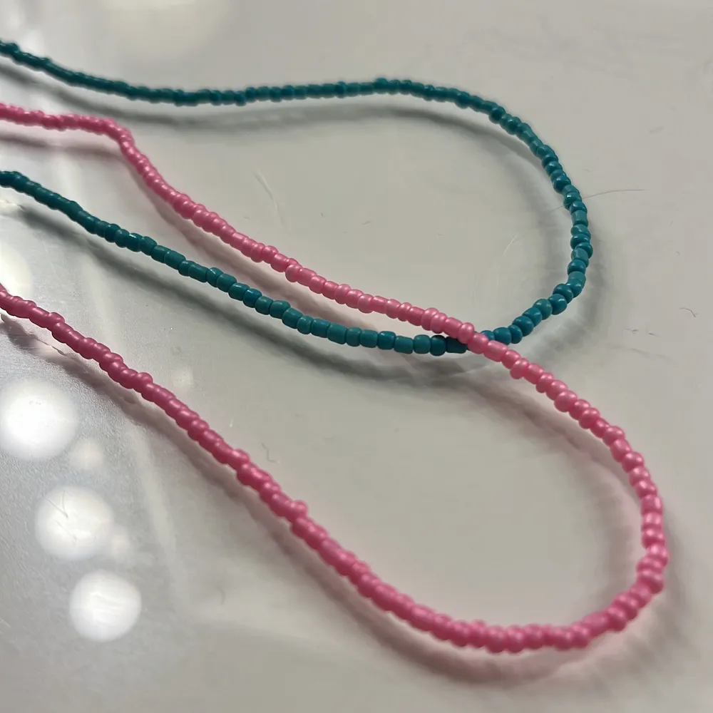 2 fina pärlhalsband i rosa och turkos, säljer båda💕 49kr sammanlagt . Accessoarer.