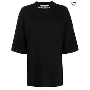 En oversized Palm angel t-shirt i stl L som jag tänker sälja då den inte kommer till användning. Priset går att diskuteras. OBS köparen står för frakten 