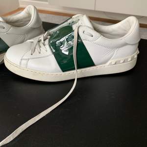 Gröna Valentino Open sneakers  Bra skick förutom en repa på högerskon (skriv för bilder)  Passar tjejer och killar Bud från 1600kr Möts i Stockholm 