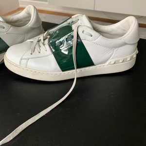 Valentino Skor - Gröna Valentino Open sneakers  Bra skick förutom en repa på högerskon (skriv för bilder)  Passar tjejer och killar Bud från 1600kr Möts i Stockholm 