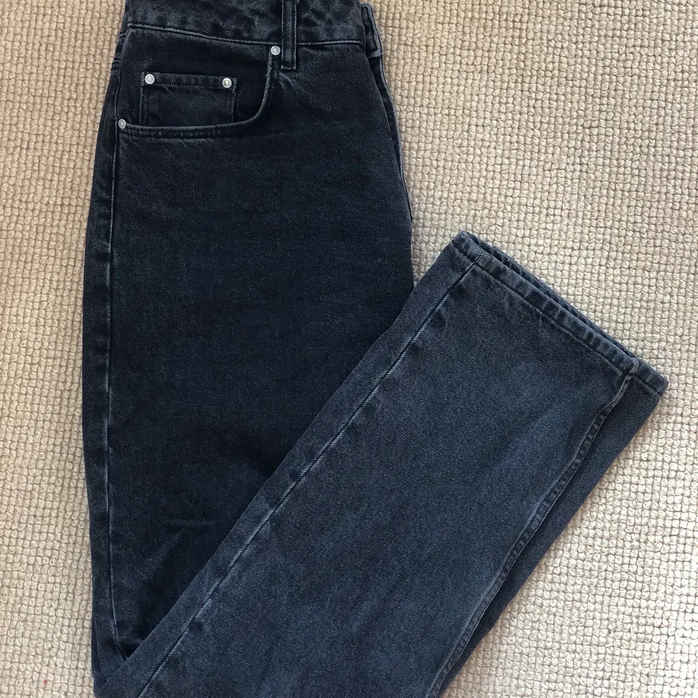 Svarta jeans från ASOS. Storlek 30/32. Passform straight. Vid intresse kan vi mötas upp eller fraktas varan.. Jeans & Byxor.