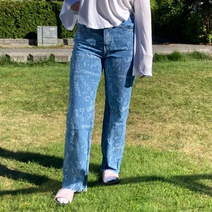 Jeans - Coola jeans från pull & bear som ändast använts 1 gång. Säljer då det inte riktigt är min stil😋  Köparen står för frakt