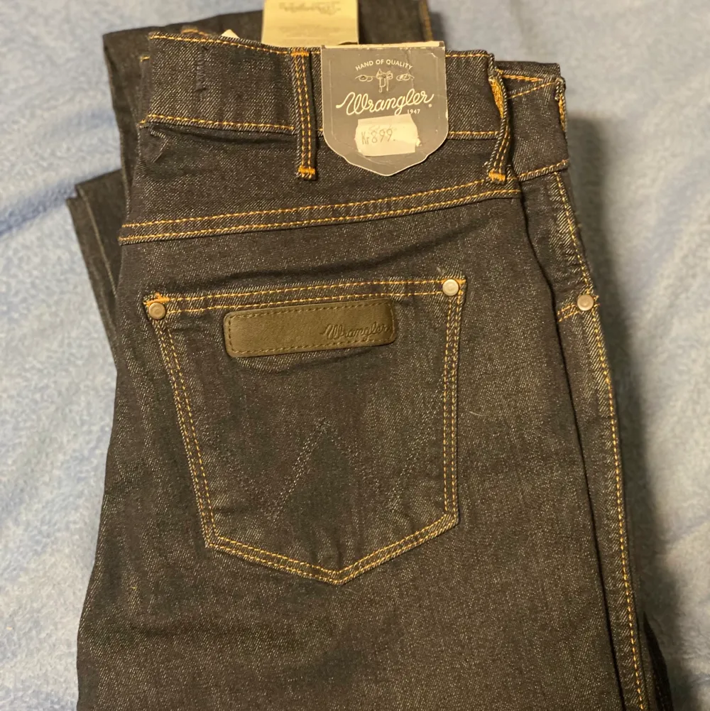 Helt nya wrangler jeans i modellen stokes och färgen ”Indigo Lux”.  Jag har totalt 4 par i olika storlekar: - 2 st i storlek W27/L34  - 1 st i storlek W26/L32  - 1 st i storlek W26/L34. Jeans & Byxor.