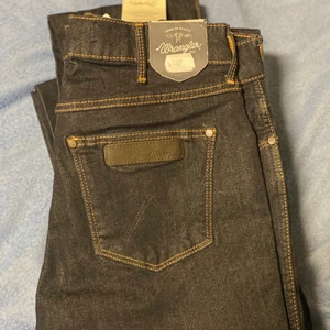 Wrangler Stokes - Helt nya wrangler jeans i modellen stokes och färgen ”Indigo Lux”.  Jag har totalt 4 par i olika storlekar: - 2 st i storlek W27/L34  - 1 st i storlek W26/L32  - 1 st i storlek W26/L34