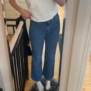 Thriftade midwaist jeans med märket so… so real so right! Storleken är ej angiven, men så här sitter de på mig som är 166 cm🥰 Bara att höra av dig ifall du har någon fråga.