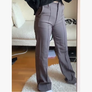 Mörkgråa vida kostymbyxor från Madlady - Mörkgråa vida kostymbyxor från Madlady. Storlek XS, men passar även S (stretchigt material). Enligt hemsidan skall färgen vara mörkgrå, men enligt mig lite mer ”varmare” hållet. Säljes pga flytt!