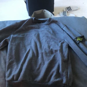 Stone island tröja - Säljer min iprincip nya stone island tröja, de billaga priset då jag behkver bli av med så mkt som möjligt för jag flyttar. Knga defekter