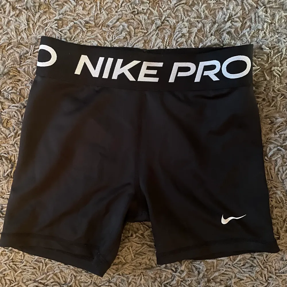 Ett par Nike PRO som aldrig kommit till användning eftersom de är väldigt tighta. Jag har vanligtvis storlek M och dessa är i L men jag tycker fortfarande de är väldigt tighta. 250 kr + 39 kr . Shortsit.