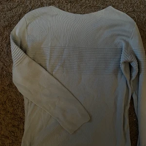 Ljusblå tröja  - Ljusblå tröja med typ ränder. Jätteskön och rätt oversize. Den är köpt second hand och det står att storleken är 46? Vilket jag inte tycker stämmer. Jag är en M och för mig är den oversized. Den är ifrån Lindex. 50 kr + 49 kr 