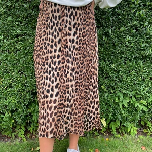 Kjol i leopardmönster - Säljer min kjol från design only som är i jättefint skick. Endast använd ett fåtal gånger!