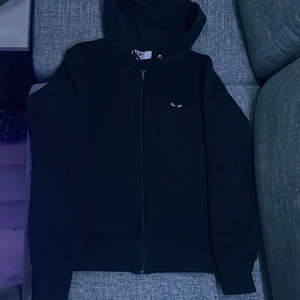 Cdg hoodie - Cond 9,5 nästan som ny. Tar emot byten. Mindre i storleken, sitter som s/xs. Skriv för mer information!