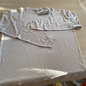 Avon Celli  - Nytt. Stl 48. Grå. 99%silke 10 % elastan. Har kostat 299 euro.