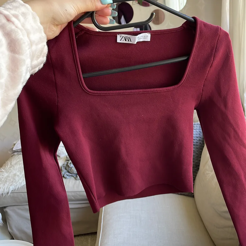 Super fin och sköt tröja från zara som passar perfekt till hösten! Säljer då den har blivit för liten för mig tyvärr😫 pris går att diskutera vid snabb affär!🤩. Toppar.