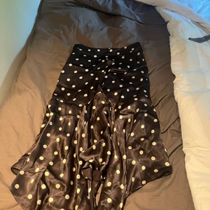 Långkjol från Ganni  - Prickig lång kjol från Ganni!