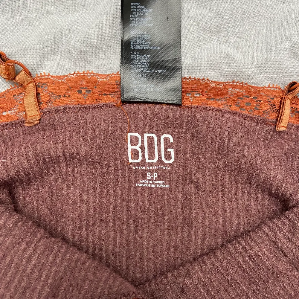 Så fint linne till hösten, från Urban Outfitters. Storlek S. Köparen står för frakt. Tryck inte på köp direkt, utan skriv först!. Toppar.
