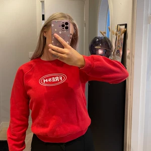 Sweatshirt  - Supersnygg röd sweatshirt från Junkyard. Trycket är lite slitet men annars i gott skick. 
