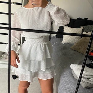 Söt klänning - Vit klänning från Gina, använd en gång så hoppas att någon kan få bättre användning för den! Köpare står för frakt💗