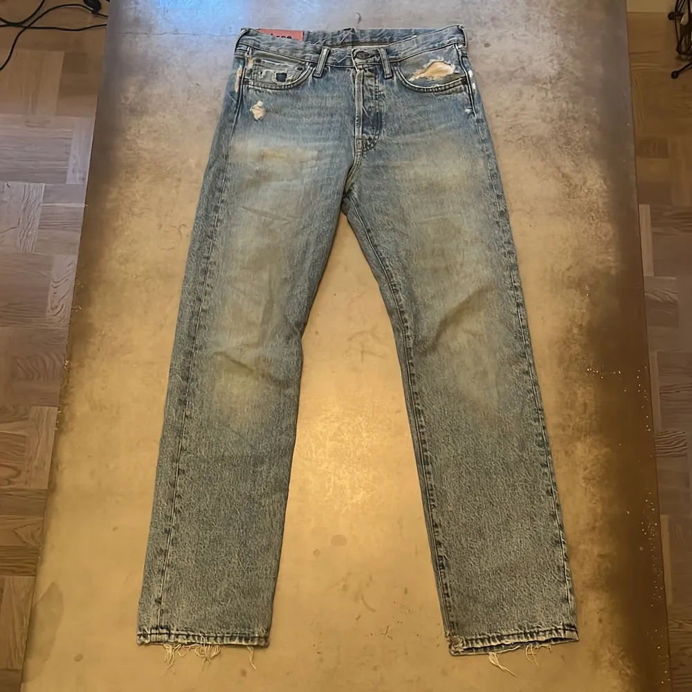 Blåa acne studios jeans i bra skick, köpta 2019. Jeans & Byxor.
