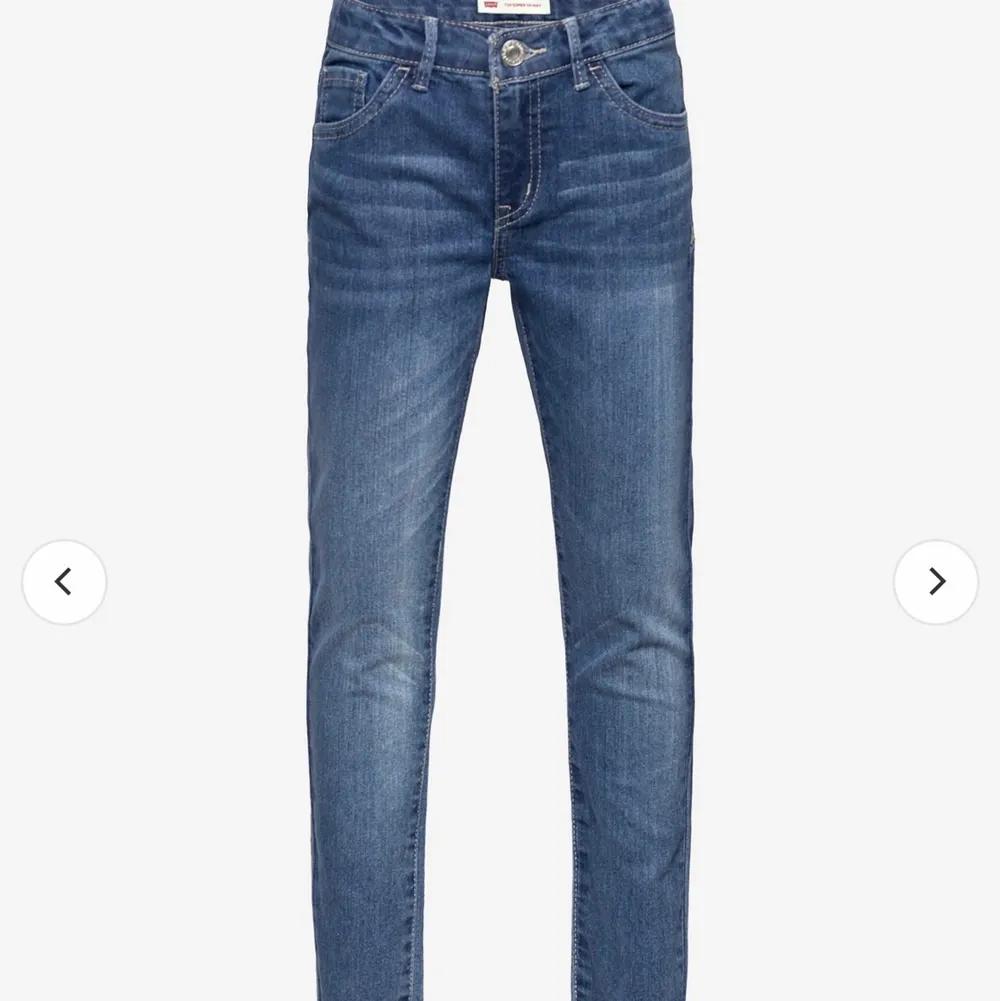 Hejsan! Nu säljer jag ett par Levis jeans som är använda 1 Max 2 gånger💖.Säljer pga för små😕 nytt pris 389. Jeans & Byxor.