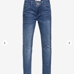 Hejsan! Nu säljer jag ett par Levis jeans som är använda 1 Max 2 gånger💖.Säljer pga för små😕 nytt pris 389