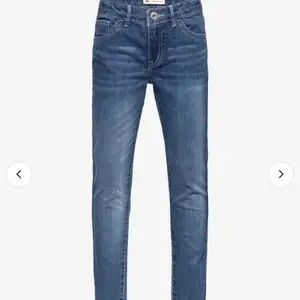 Hejsan! Nu säljer jag ett par Levis jeans som är använda 1 Max 2 gånger💖.Säljer pga för små😕 nytt pris 389