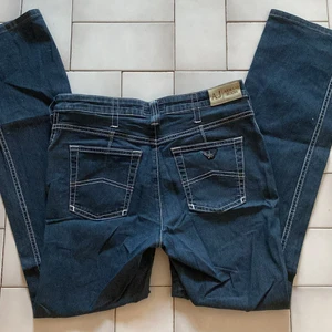 Bootcut jeans - Armani jeans! Lågmidjade jeans super fina och i väldigt bra skick!  Jag är 160 och dessa är på längden precis över min fot .   Om fler intresserade så blir de budgivning . Kontakta gärna vid mer info och bilder 😁