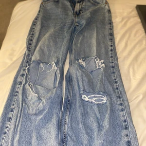 Jeans - Ett av mina favorit par jeans från bikbok, de har tyvärr blivit för små i midjan troligvis pga tvättmaskinen. Andvända men väldigt bra skick förutom lite slitna hål som blivit lite större än va de va från början. Midjan är som sagt väldigt liten 