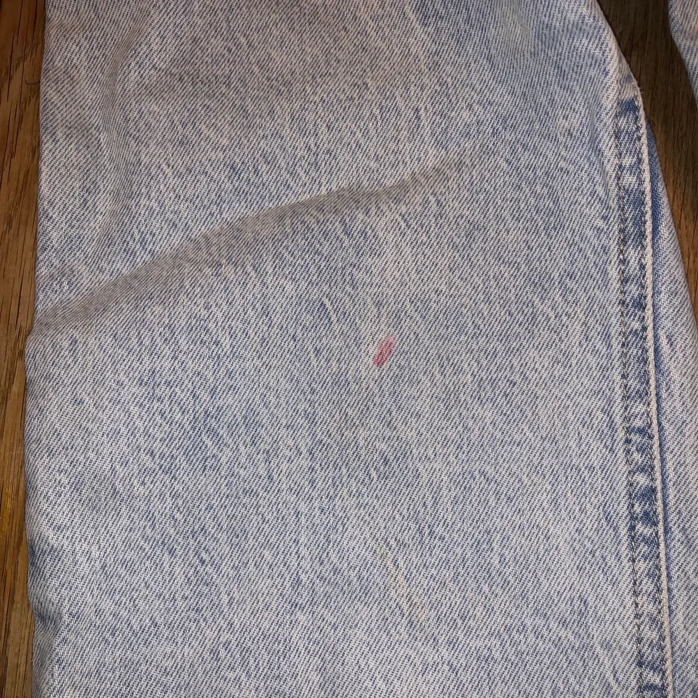 Ett par jättefina ljusblåa    jeans som tyvärr är för små för mig nu! En liten röd färg på benet men syns knappt! Finns bild💞om ni har frågor är det bara att ställa dom!. Jeans & Byxor.