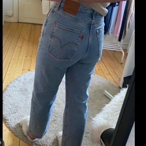 Levis jeans  - Säljer mina Ribcage straight ljus blåa Levis jeans!  Dom är knappt använda, så väldigt fint skick på dom. Säljer pågrund utav att jag inte gillar denna modell på jeans. Hoppas därför någon annan kan få användning till dessa🥰 