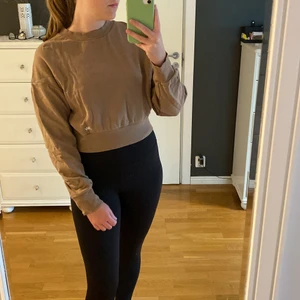 Träningströja ICIW - Träningströja i tjockare material från Icaniwill i storlek S. Resår nedtill. Passar även i storlek M.