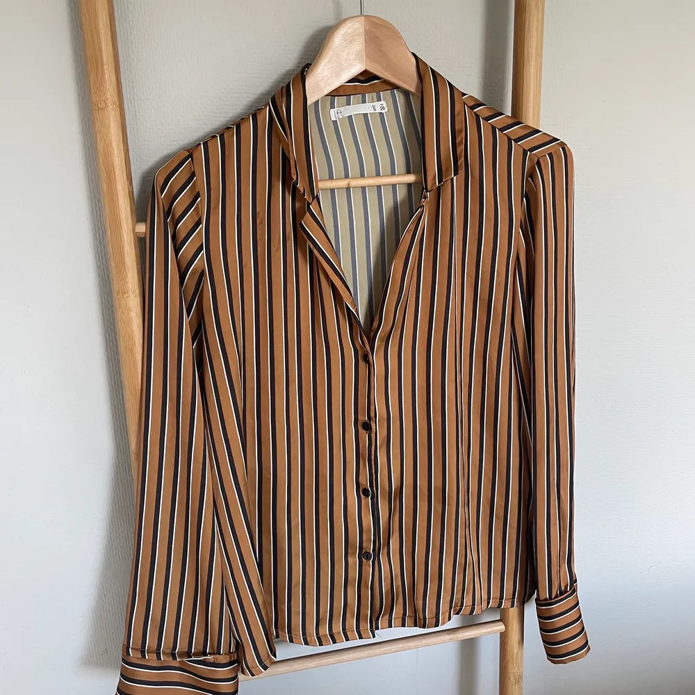 En 70 tals skjorta, en perfekt färg klick till en basic outfit. Använd fåtal gånger. Originalpris 300 kr . Blusar.