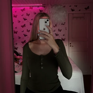 Långärmad tröja  - Säljer min gröna långärmade tröja i storlek S/M. Den är väldigt stretchig och passar därför både S och M.  Stor och fin urringning.   Skriv gärna för fler bilder! 🌸