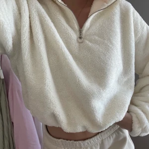 Croppad tjocktröja  - Vit fluffig croppad tjocktröja från Chiquelle som bara har testats 🤍 Perfekt nu till hösten 🍂🍁 Säljs till högsta bud 💕