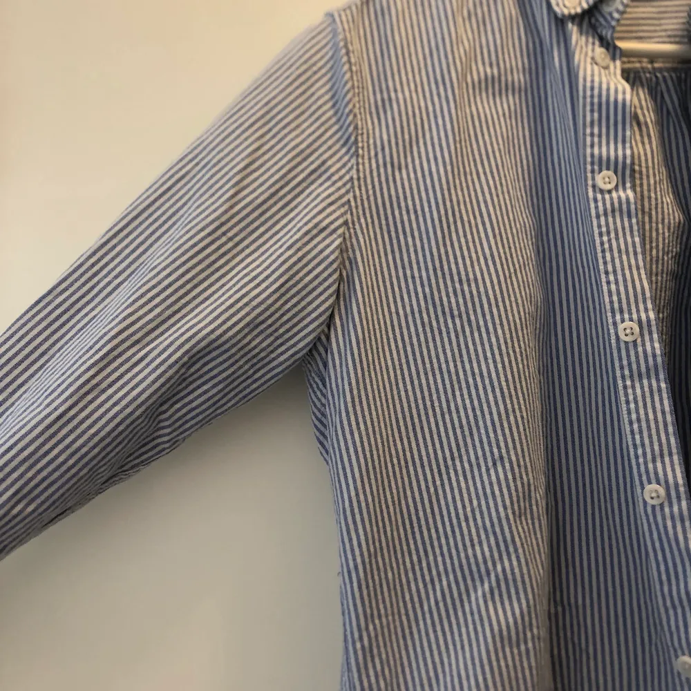 En klassisk blå och vit randig SamSöe, SamSöe skjorta i storlek M. Material: Bomull. . Skjortor.