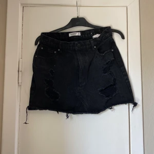 Jeanskjol  - Svart jeanskjol, använd fåtal gånger, storlek L 