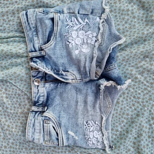 Lågmidjade shorts stl 158  - Aldrig använt byxorna.