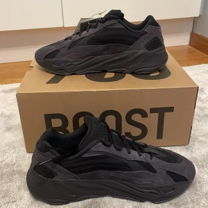 Yeezy 700 v2 vanta  - Helt nya och oanvända skor, Storlek 44, Frakt betalas av köparen 